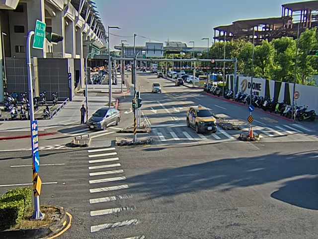 站區二路/高鐵三路(右側車流往高鐵一路)