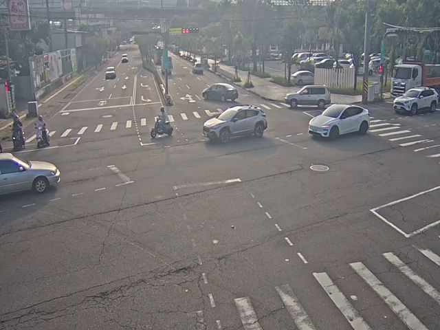 松竹路/軍功路(右側車流往環中東路)