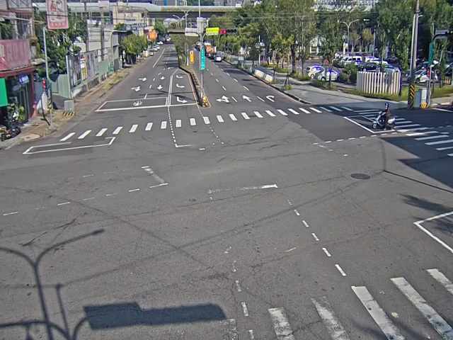 松竹路/軍功路(右側車流往環中東路)