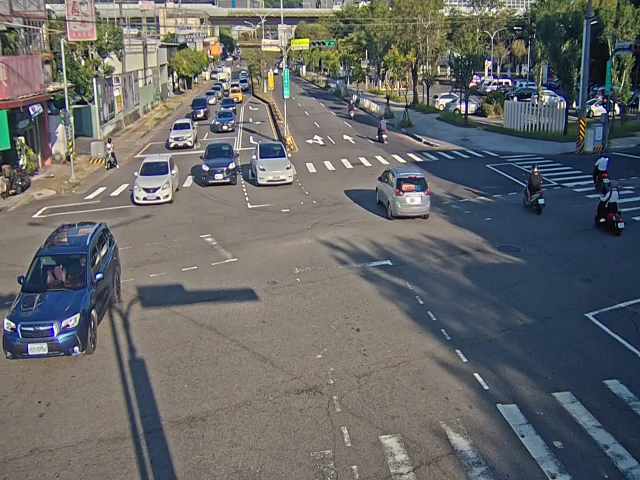 松竹路/軍功路(右側車流往環中東路)