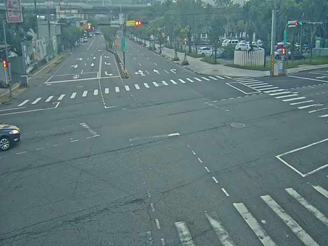 松竹路/軍功路(右側車流往環中東路)