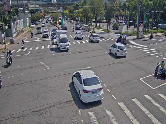 松竹路/軍功路(右側車流往環中東路)