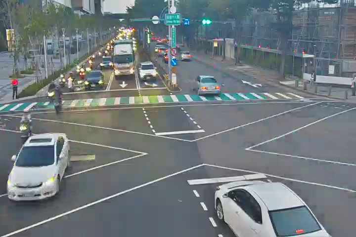 崇德路三段/崇德十九路(右側車流往環中路)Chongde Rd/Chongde 19th Rd (Right side Traffic flow to Huanzhong Rd )