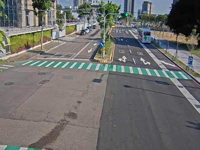 經貿路/經貿十街(右側車流往河南路)