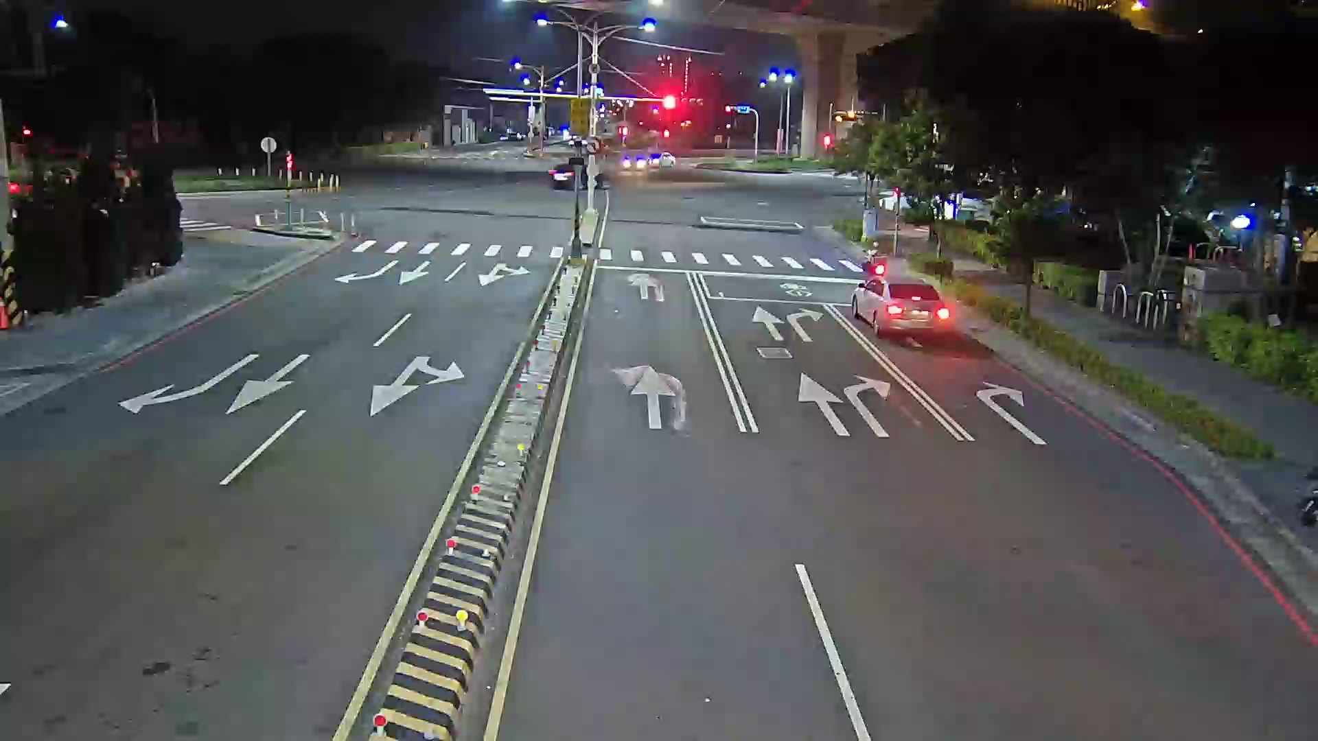 市民大道/十甲路 (右側車流往環中東路)