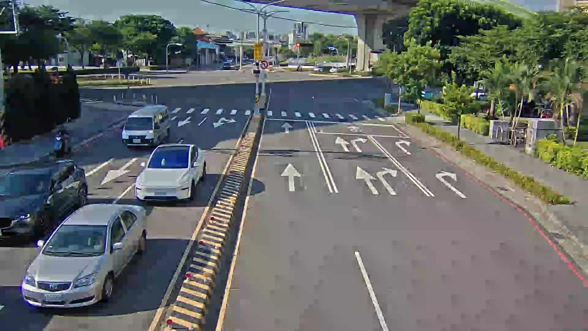 市民大道/十甲路 (右側車流往環中東路)