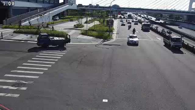環中路/經貿路 (車流往中清路) Huanzhong Rd. /Jingmao Rd. (Right side Traffic flow to Zhongqing Rd.)