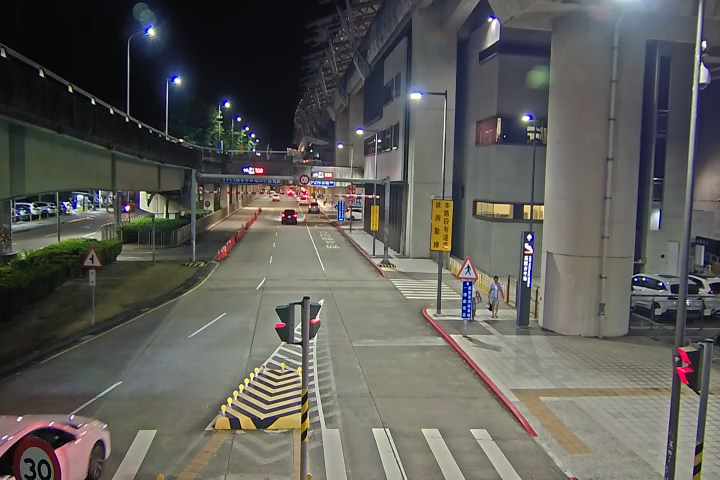高鐵三路/站區一路(往一樓上客區)