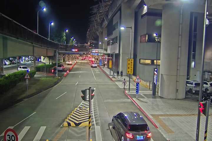 高鐵三路/站區一路(往一樓上客區)