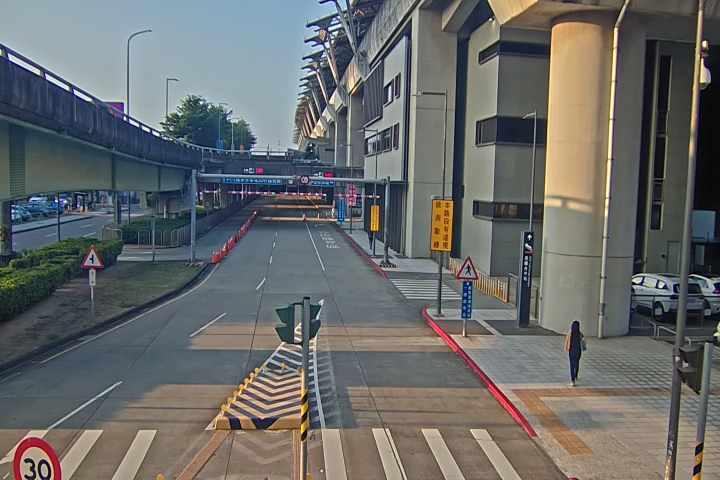 高鐵三路/站區一路(往一樓上客區)
