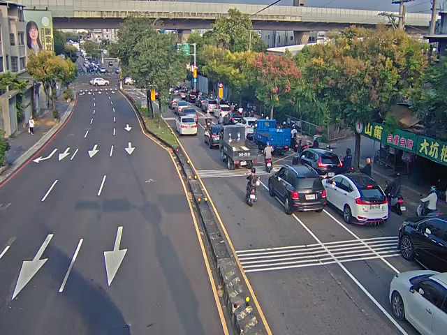 松竹路/和順路 (右側車流往環中東路)
